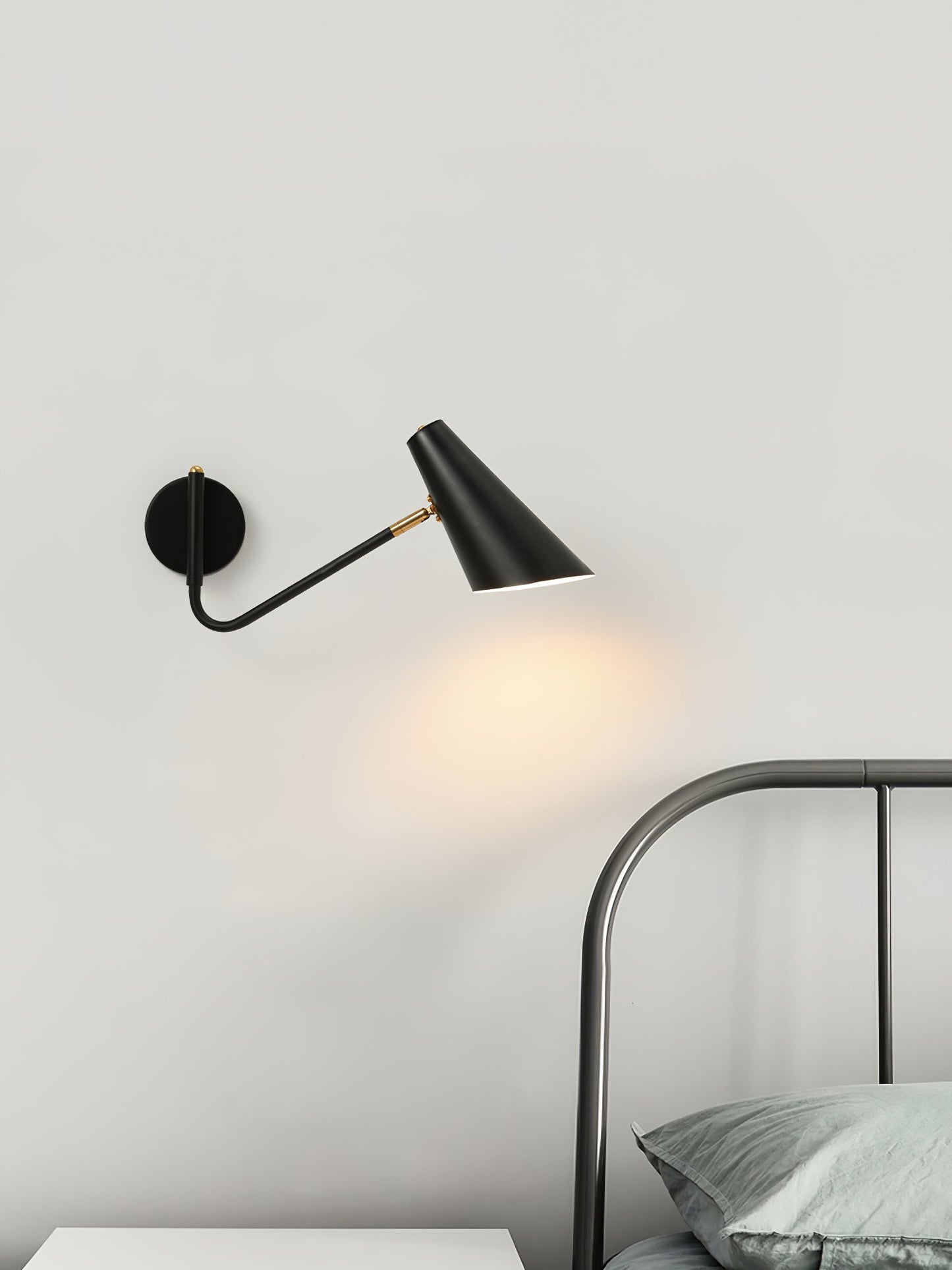 LuminaPex – Applique Murale Orientable au Design Conique