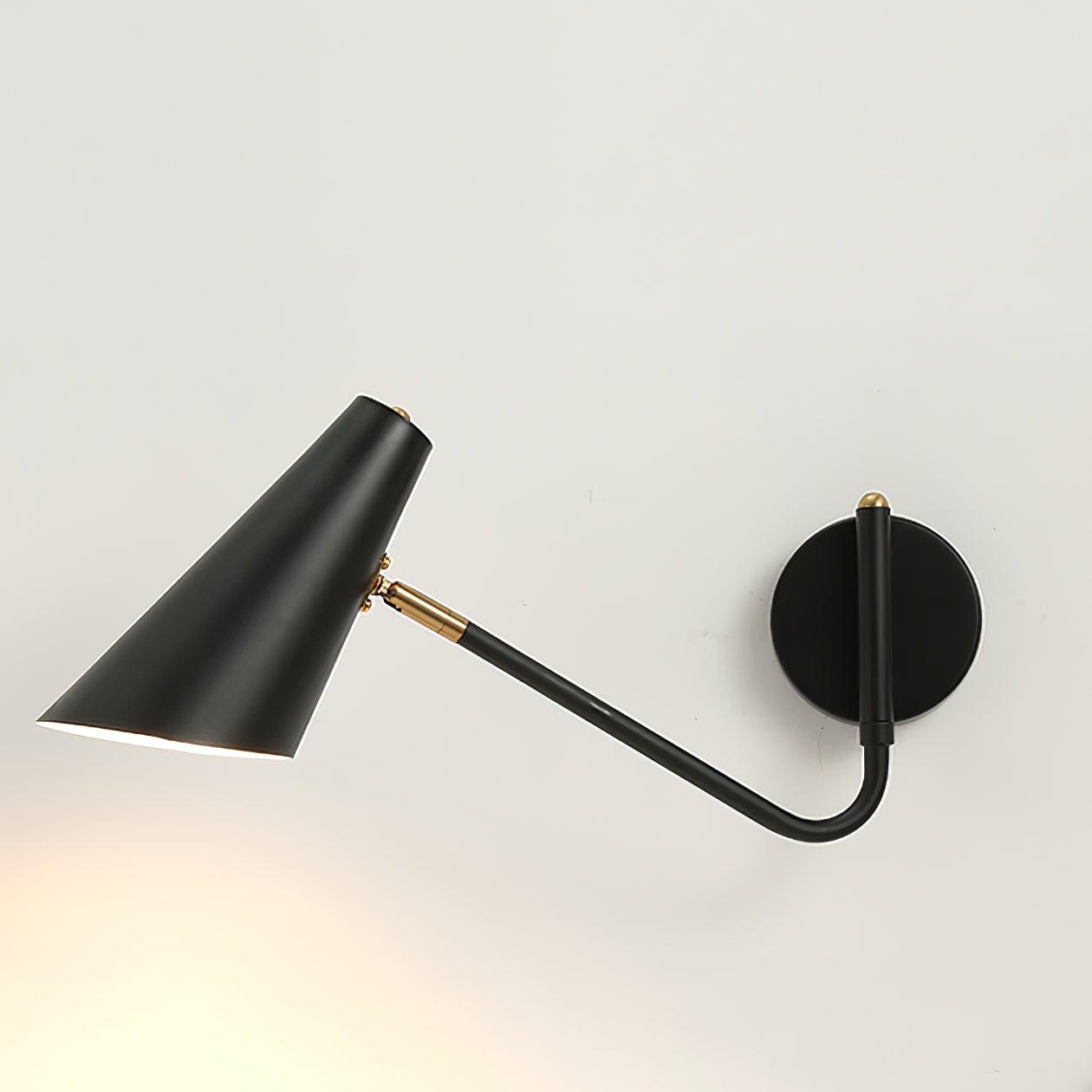 LuminaPex – Applique Murale Orientable au Design Conique