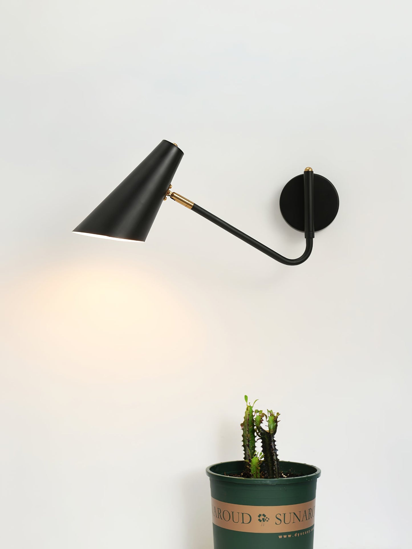 LuminaPex – Applique Murale Orientable au Design Conique