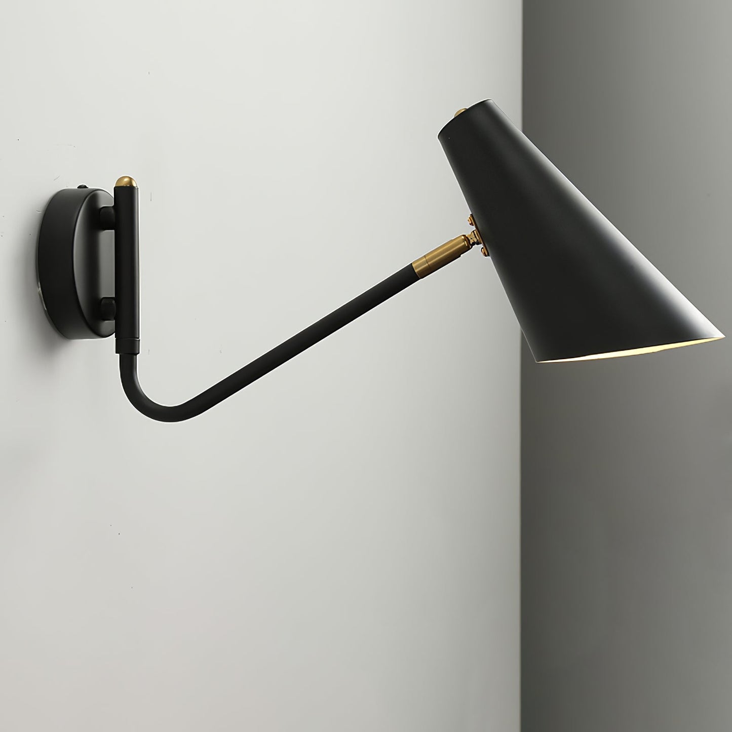 LuminaPex – Applique Murale Orientable au Design Conique