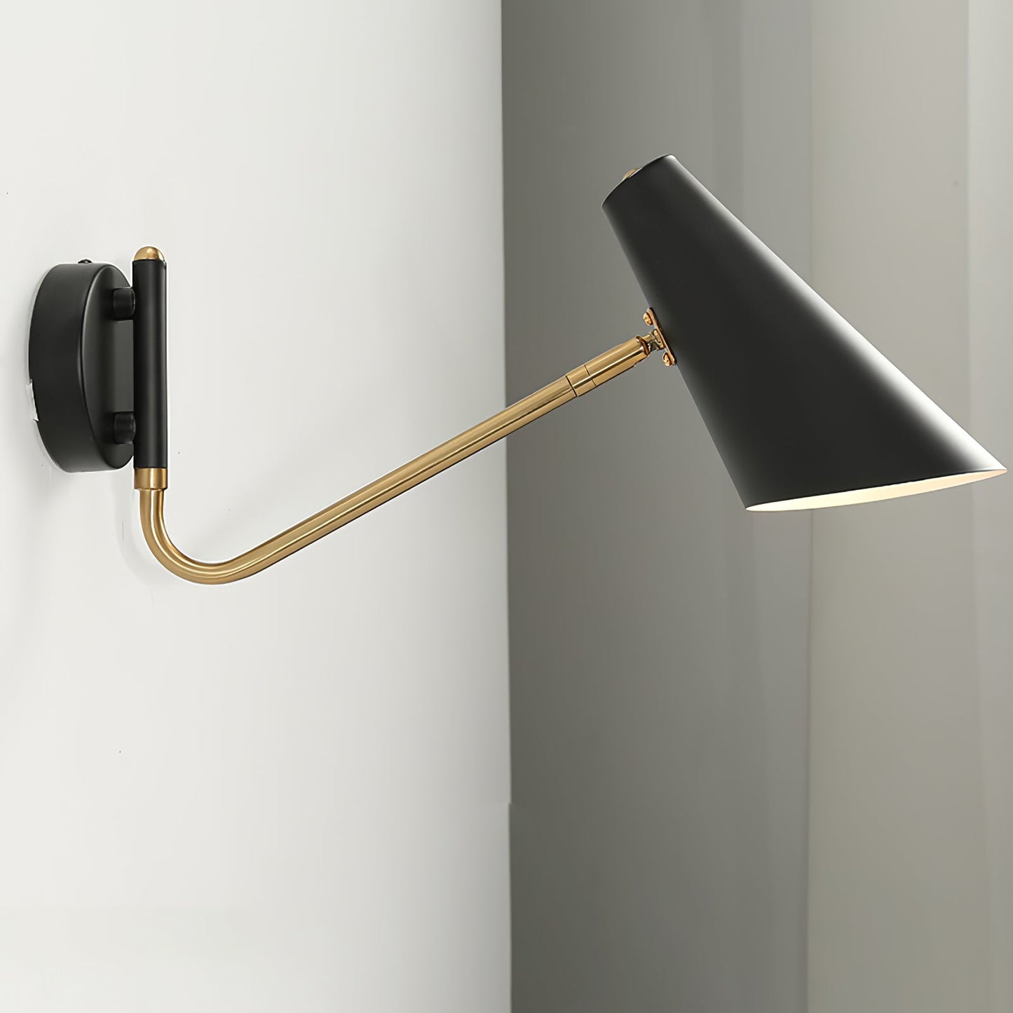LuminaPex – Applique Murale Orientable au Design Conique