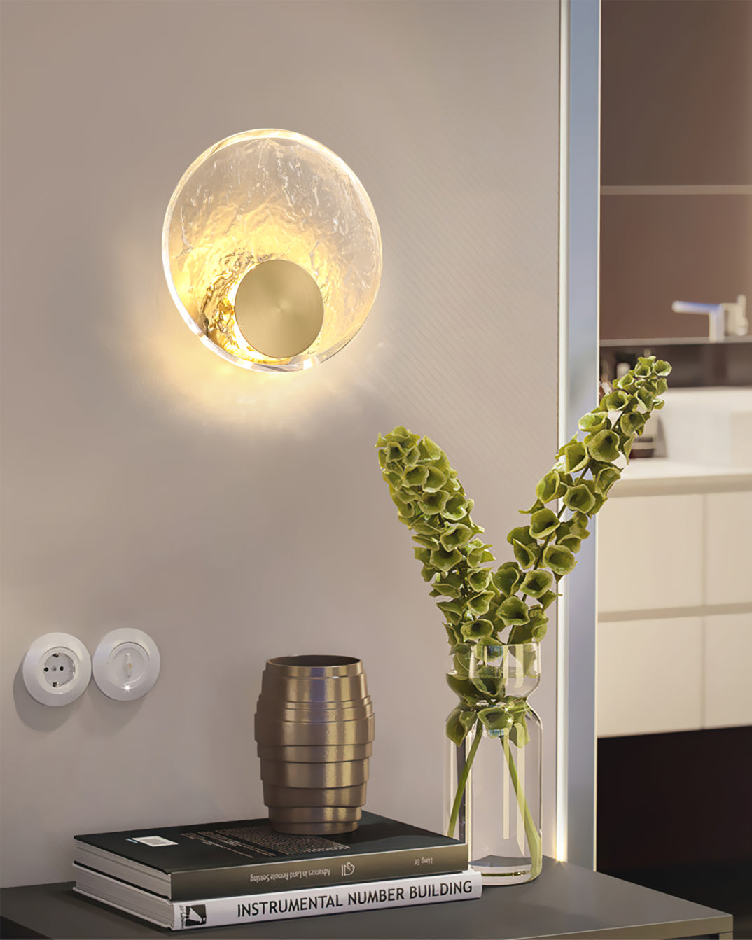 Aurum – Applique Murale Élégante en Laiton & Cristal Opaque | LED Intégrée