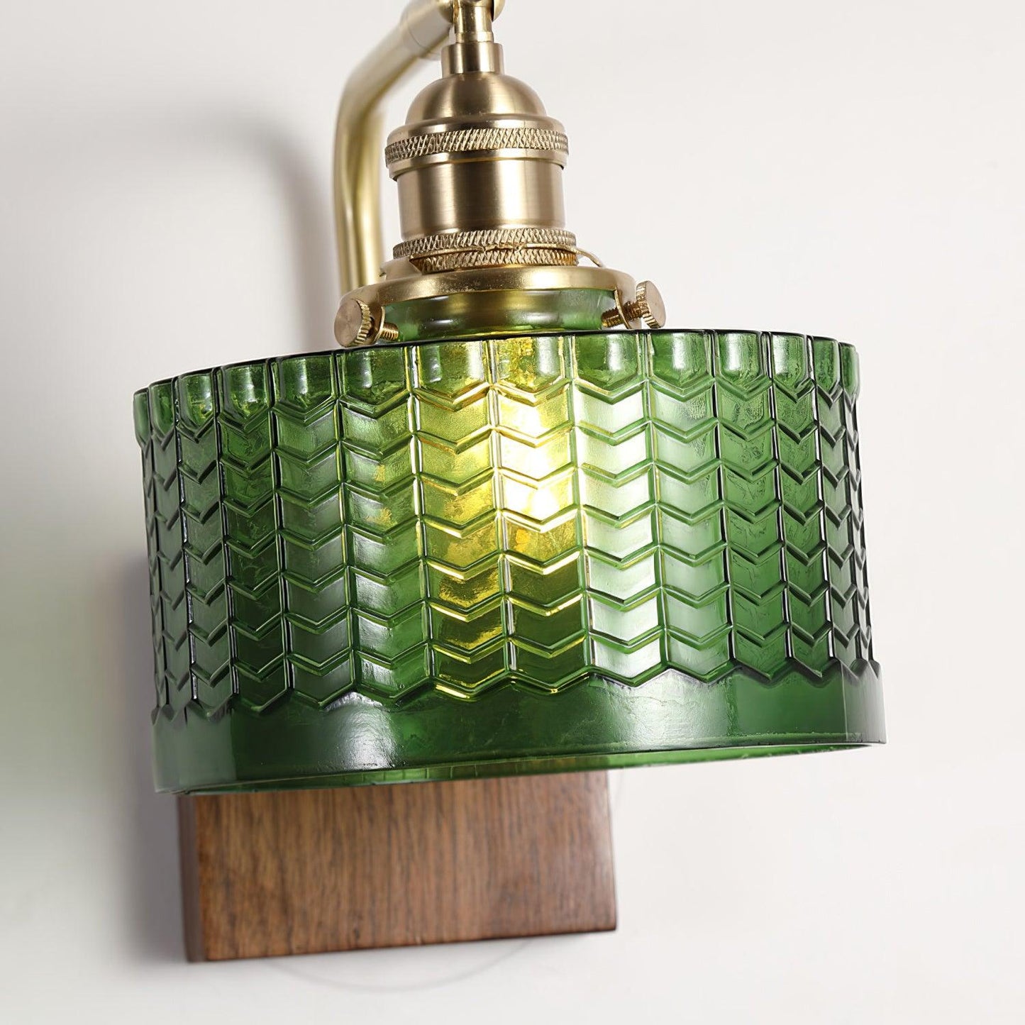 Camely – Applique Murale Élégante en Verre Vert et Bois Naturel