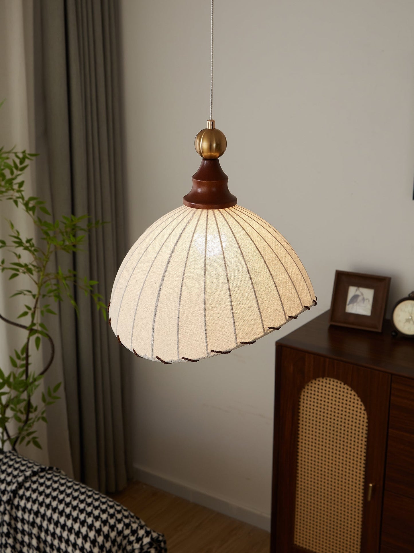VELMARA | Suspension Tissu Plissé – Bois & Métal Doré – Hauteur Réglable – Douille E27