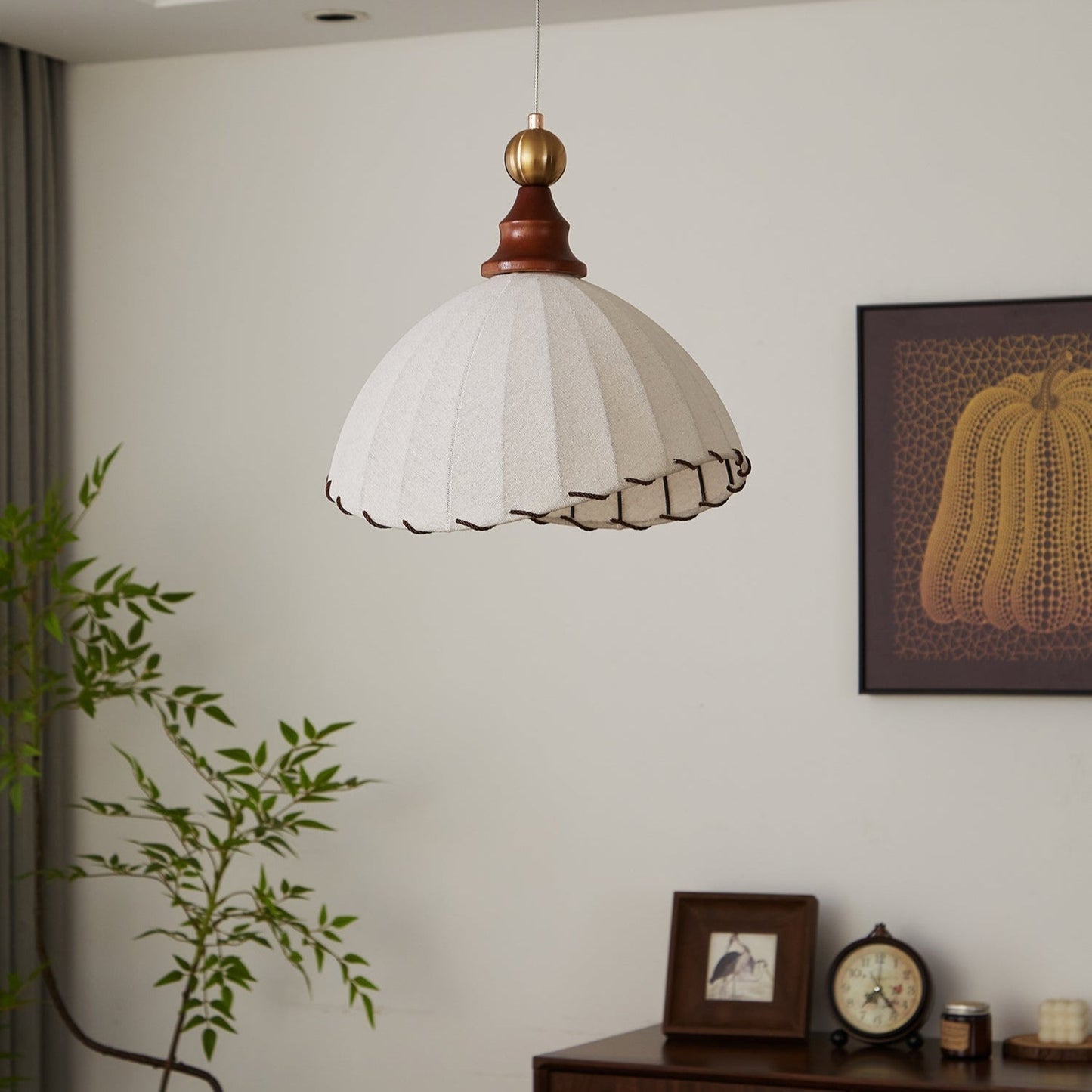 VELMARA | Suspension Tissu Plissé – Bois & Métal Doré – Hauteur Réglable – Douille E27
