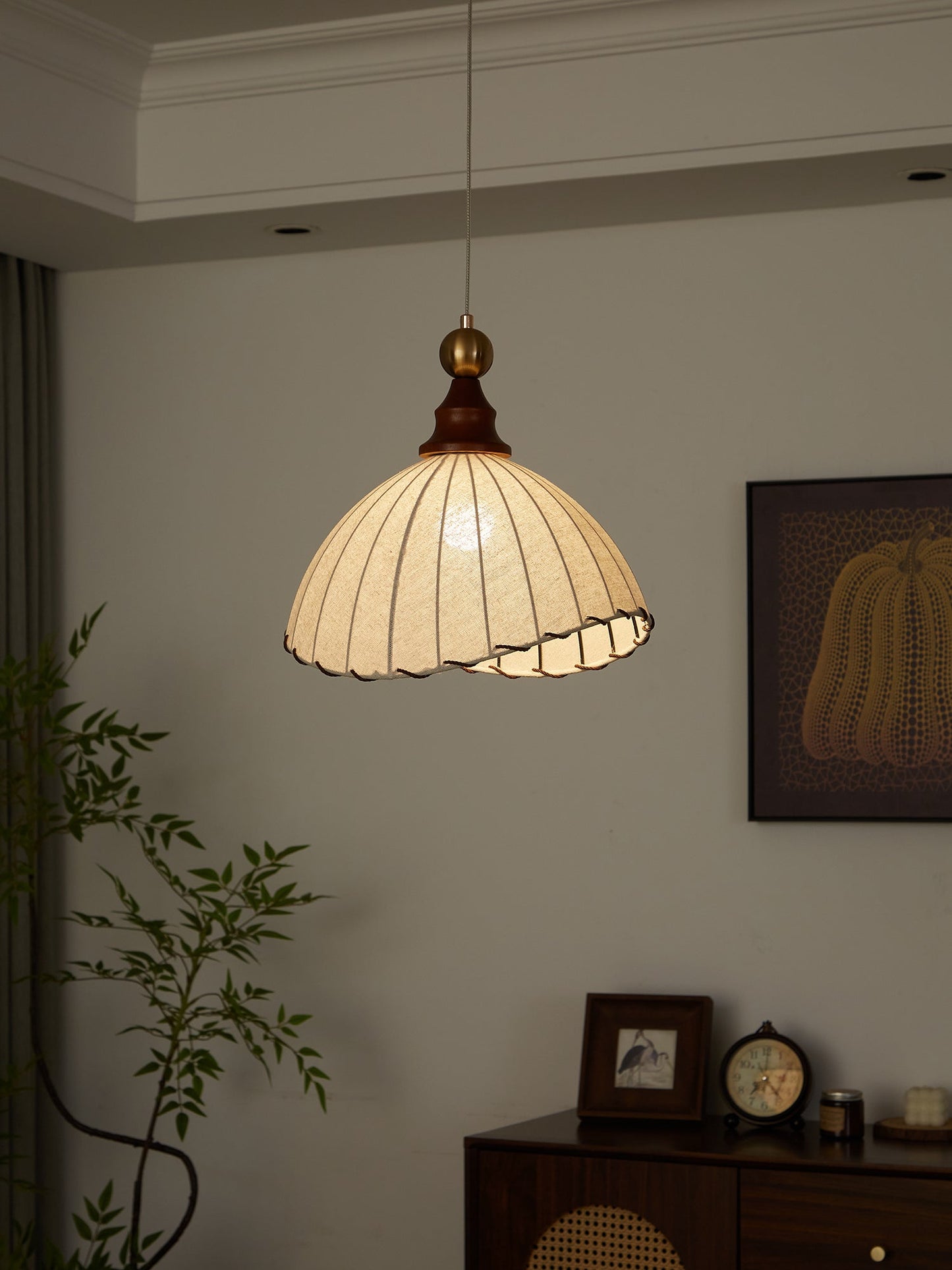 VELMARA | Suspension Tissu Plissé – Bois & Métal Doré – Hauteur Réglable – Douille E27