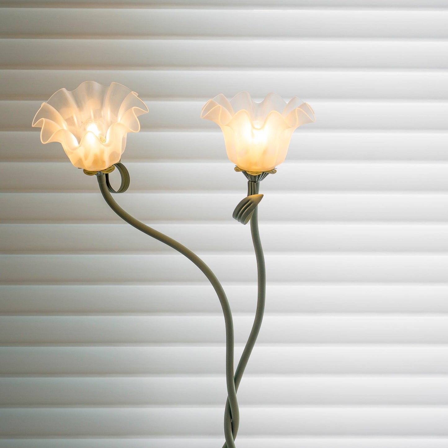 CallaLight | Éclairage Floral Moderne – Élégance Naturelle sur Pied