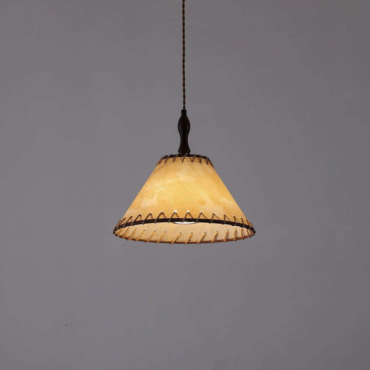 WoodLumière – Suspension Élégante en Bois