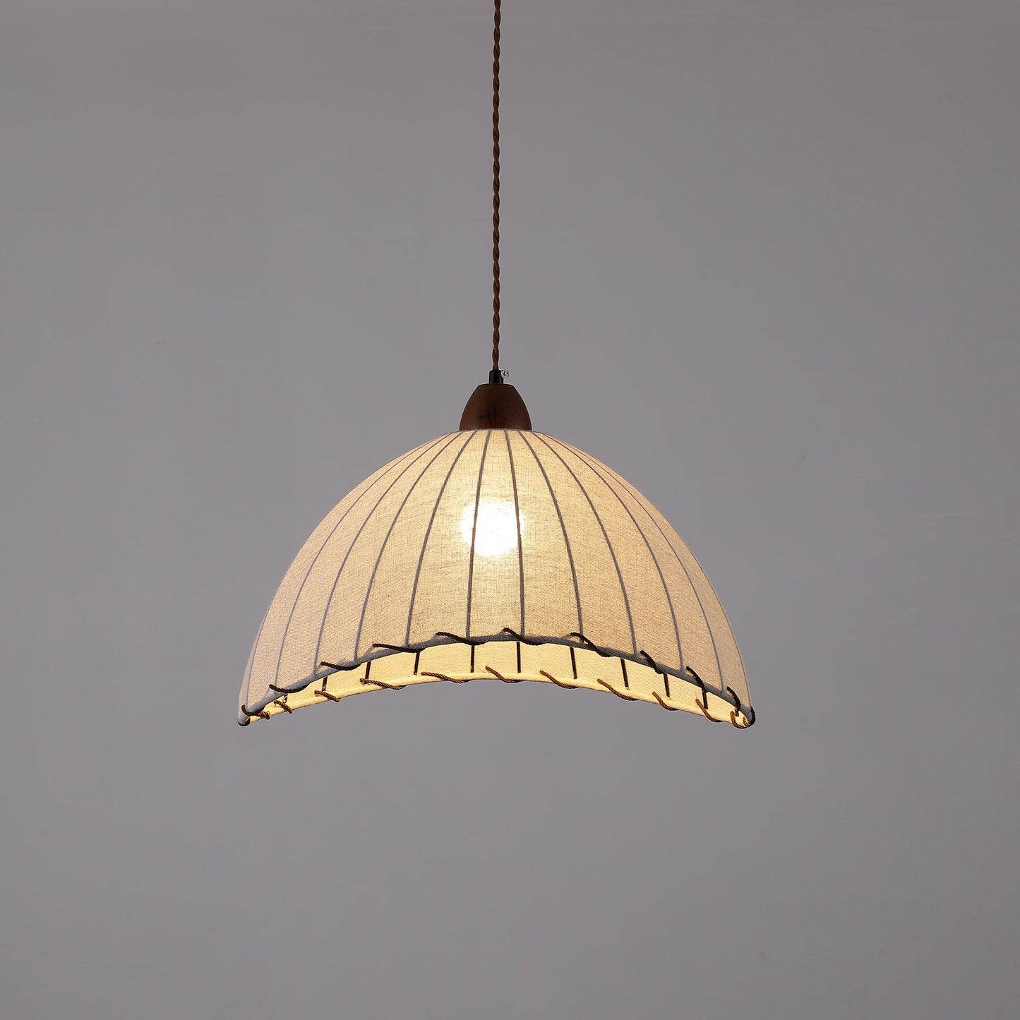 WoodLumière – Suspension Élégante en Bois