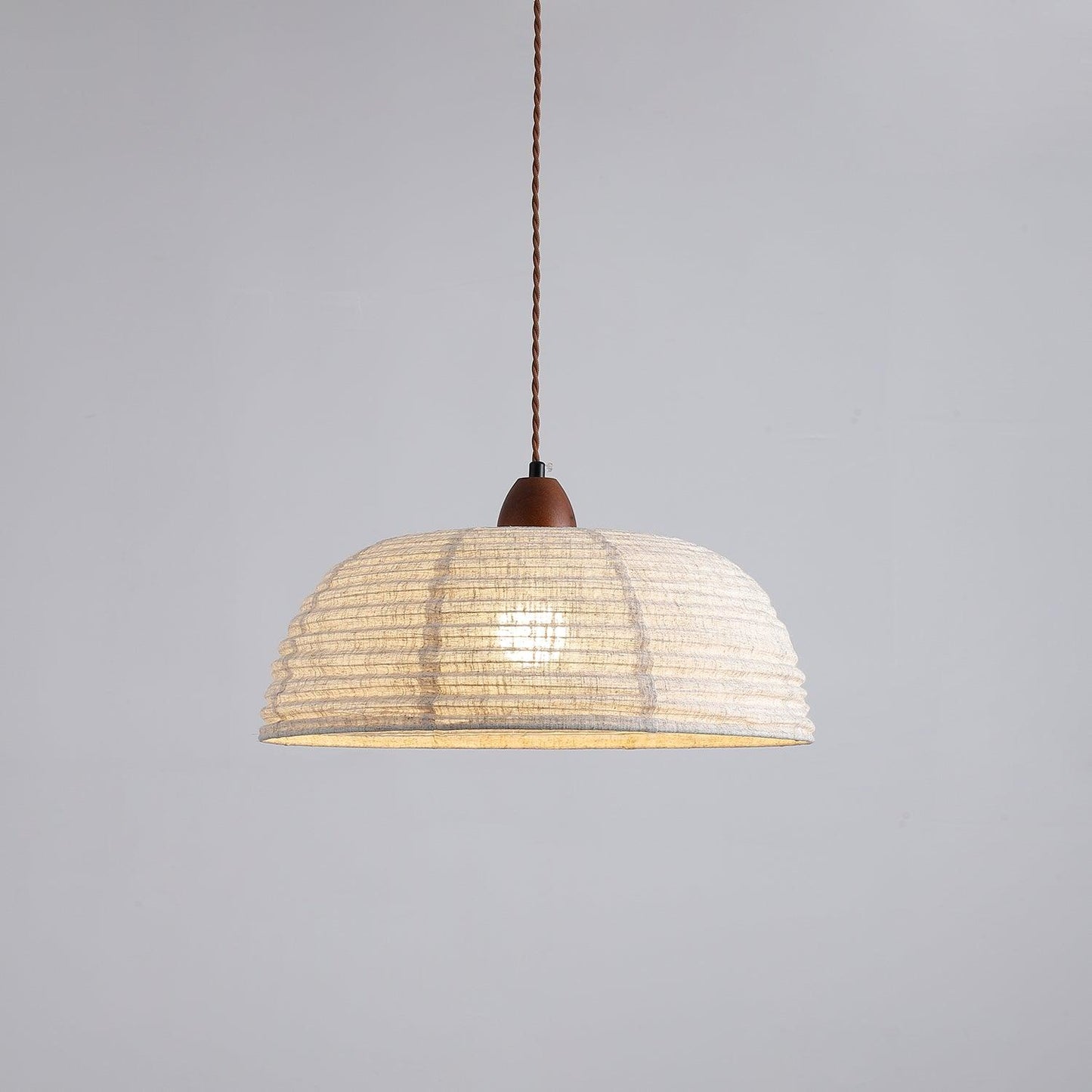 WoodLumière – Suspension Élégante en Bois