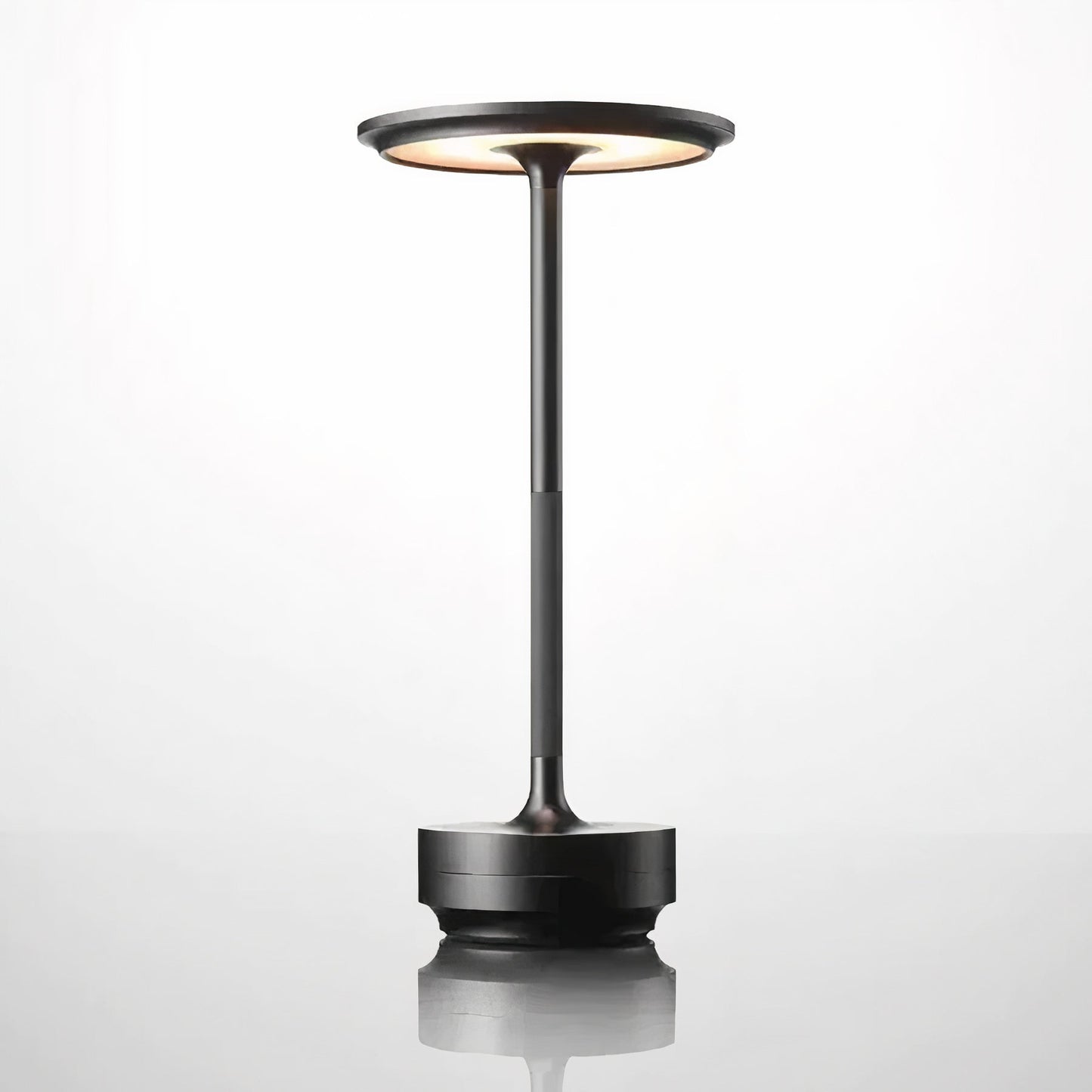 LumenArt - Lampe de Table Élégante de Thomas