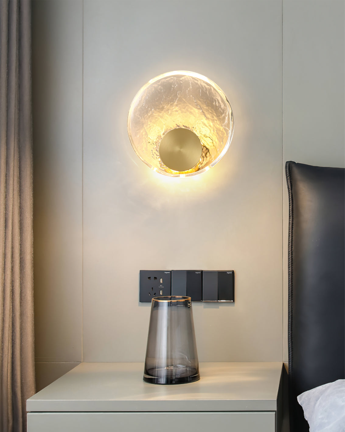 Aurum – Applique Murale Élégante en Laiton & Cristal Opaque | LED Intégrée
