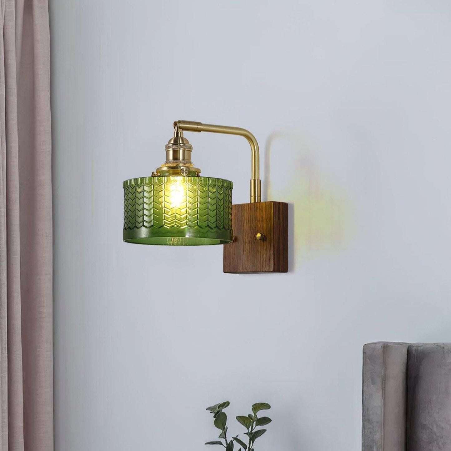 Camely – Applique Murale Élégante en Verre Vert et Bois Naturel