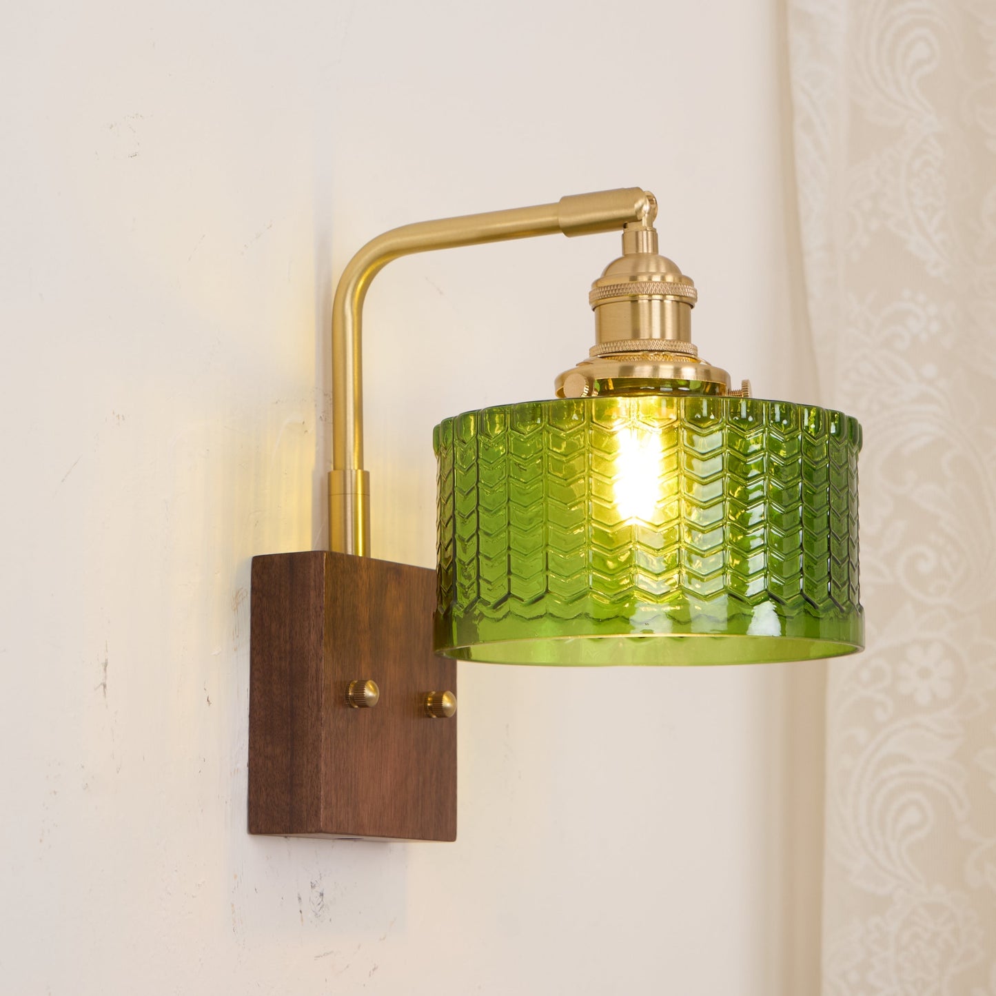Camely – Applique Murale Élégante en Verre Vert et Bois Naturel
