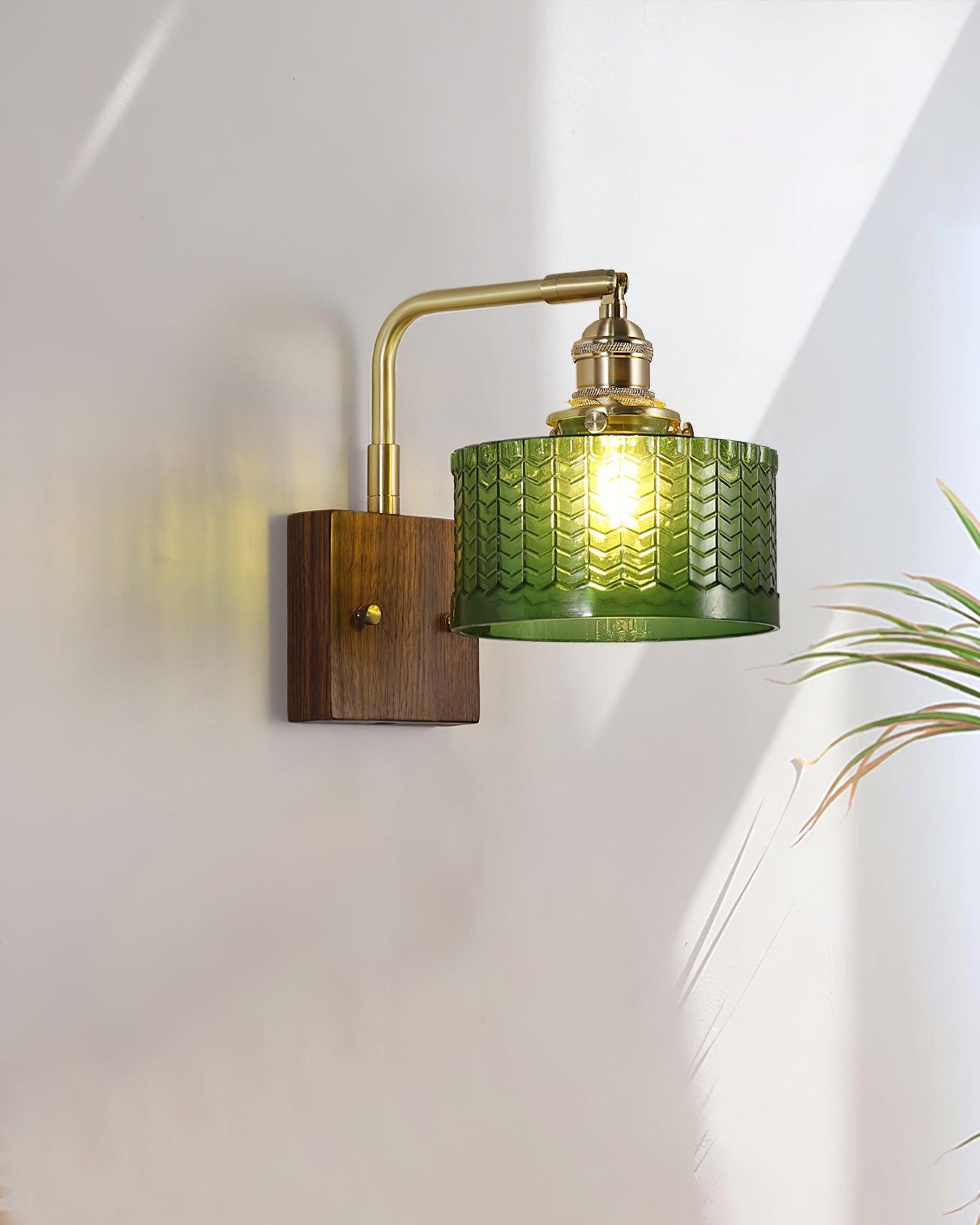 Camely – Applique Murale Élégante en Verre Vert et Bois Naturel