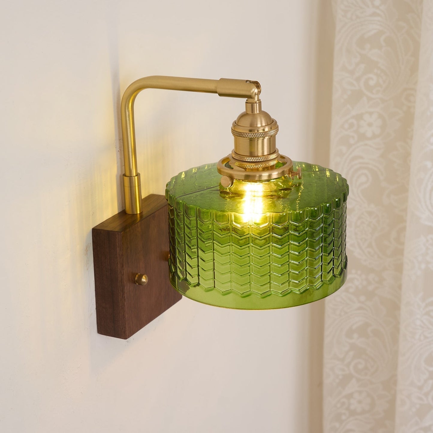 Camely – Applique Murale Élégante en Verre Vert et Bois Naturel