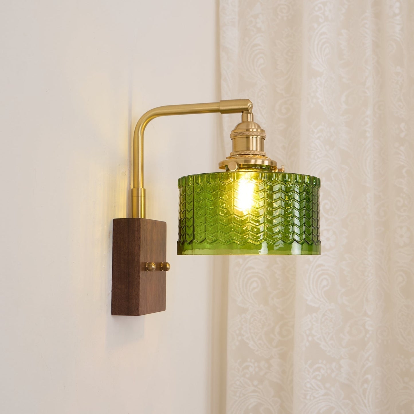 Camely – Applique Murale Élégante en Verre Vert et Bois Naturel