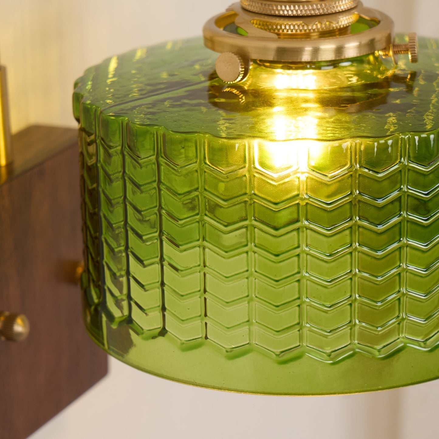 Camely – Applique Murale Élégante en Verre Vert et Bois Naturel