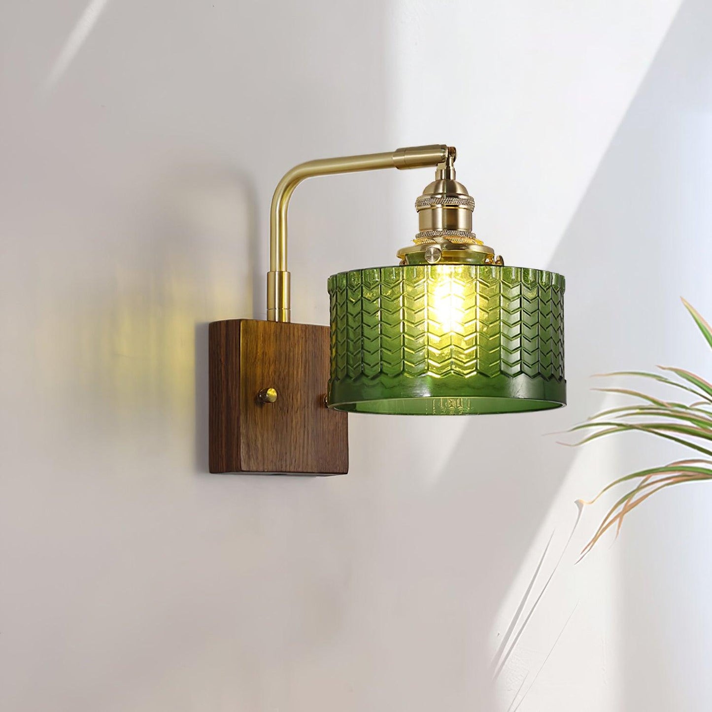 Camely – Applique Murale Élégante en Verre Vert et Bois Naturel