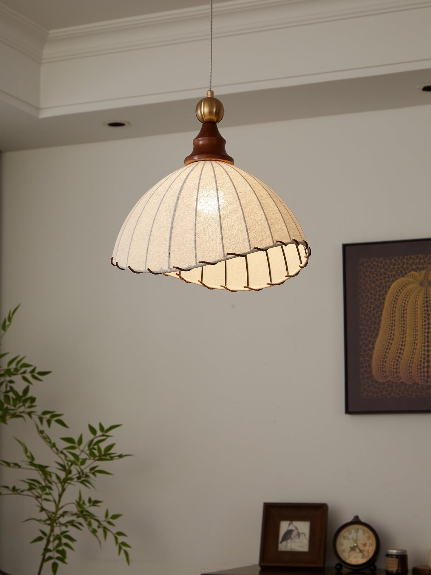 VELMARA | Suspension Tissu Plissé – Bois & Métal Doré – Hauteur Réglable – Douille E27