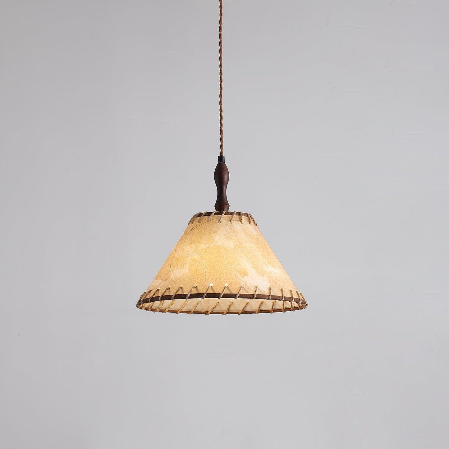 WoodLumière – Suspension Élégante en Bois