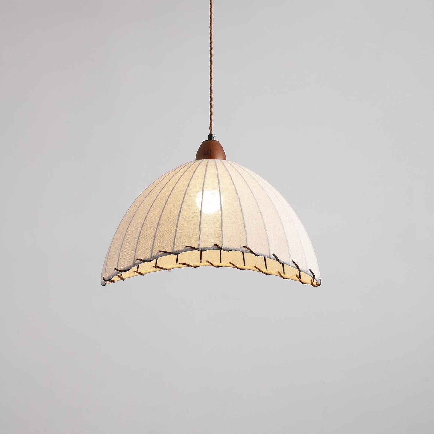 WoodLumière – Suspension Élégante en Bois